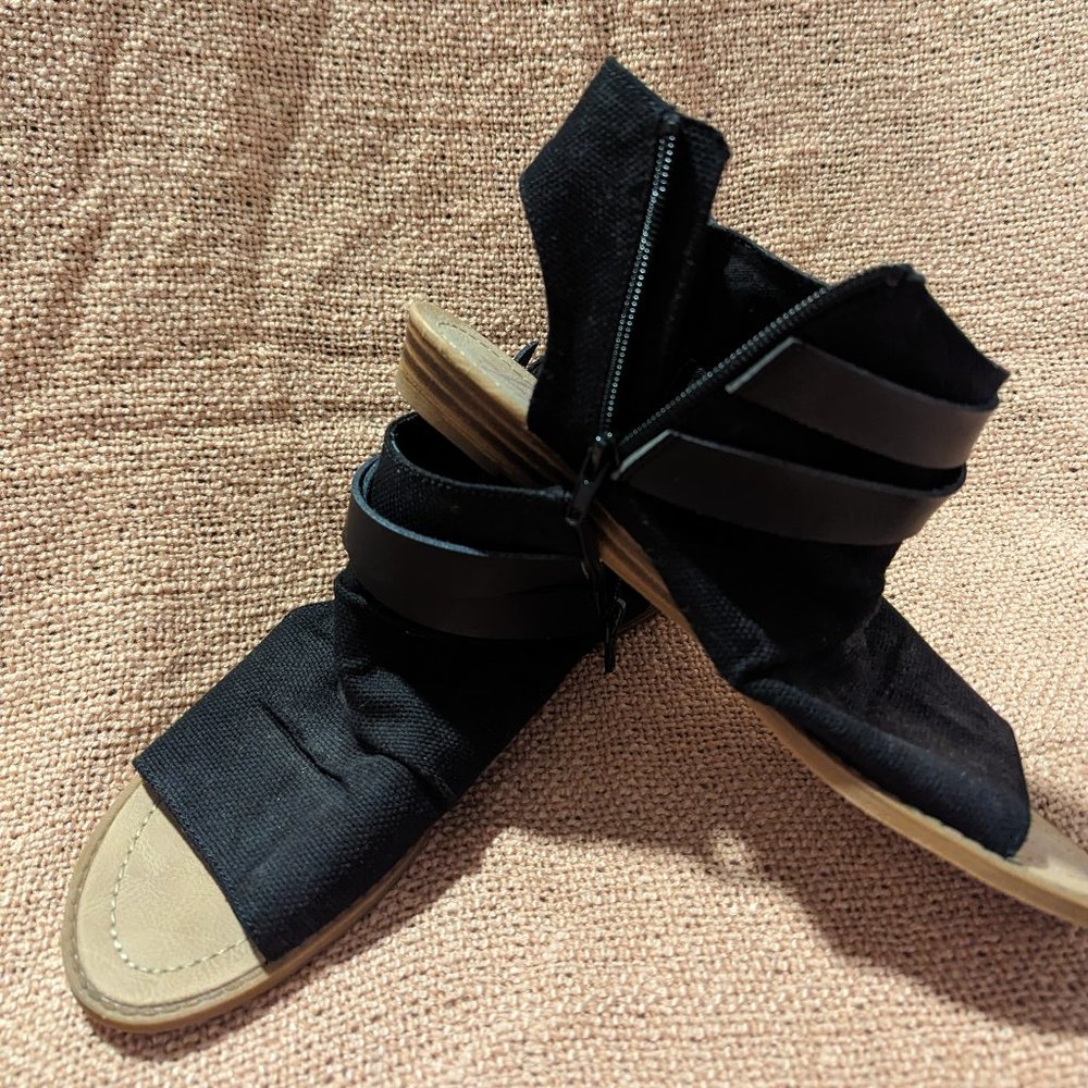 Blowfish  sandal, size 9, black